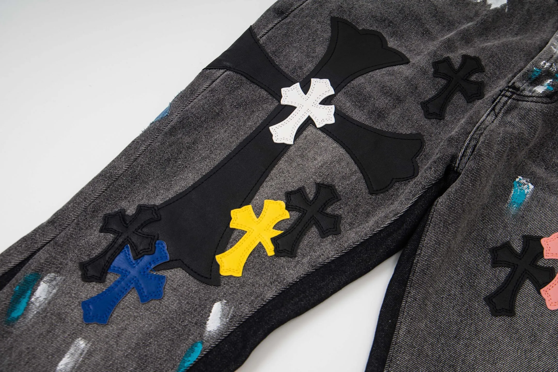 💰330 Top Version GALLERY DEPT & Chrome Hearts Chrome Hearts co-branded large logo blue, yellow, black and white multi-color spliced ​​washed jeans, truly restores the ultimate vintage texture, three-dimensional version, loose and comfortable, not picky about the figure, taller and slimmer, large factory Seiko, original factory quality control, same style for men and women, can be matched with couples, versatile recommendation, must-have jeans for all seasons, fashionable people have been disappointed. From the quality selection of fabrics, the tailoring of details, and the matching of patterns, they are all impeccable! The upper body is so handsome when worn...it can be easily worn by men, women and children! The craftsmanship is made of heavy-duty washed pure cotton denim fabric. After washing, it is soft and thick. It is very stylish when worn on the body. Style number: 1788# Color: black Size: 28 30 32 34 36